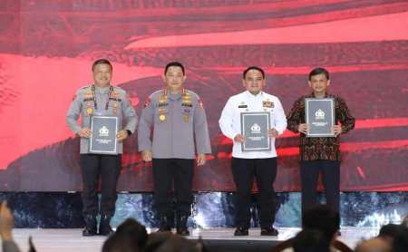 Mantan Kapolda Riau Agung Setya Imam Effendi Dianugerahi Pin Emas